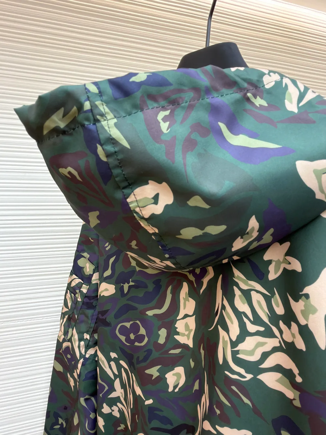 LOUIS VUITTON camouflage printed reversible hooded jacket ●Original version: 26800 purchase and development ●Item number: 1681223-B80 ●Fabric: nylon fabric ●Technology: printing production ●Color: camouflage ●Version: fitted version ●Weight: about 550 grams ●Size: 48-50-52-54 ●Description: This windproof jacket is made of lightweight nylon, 2025 The LV Camo pattern and full-frame Monogram jacquard from the autumn and winter show are decorated on both sides. Multiple pockets reflect functional considerations, and the elastic hood, hem and cuffs complete the overall look. 100% polyester fiber, custom-engraved logo hardware, front camouflage printing, presbyopia printing, reversible design. The overall wiring is straight and delicate, the fabric is comfortable and soft, and the color is consistent without color difference. It can be matched with the same style to create a fashionable look and control various occasions. Customized accessories, complete with three standards, same style for men and women!